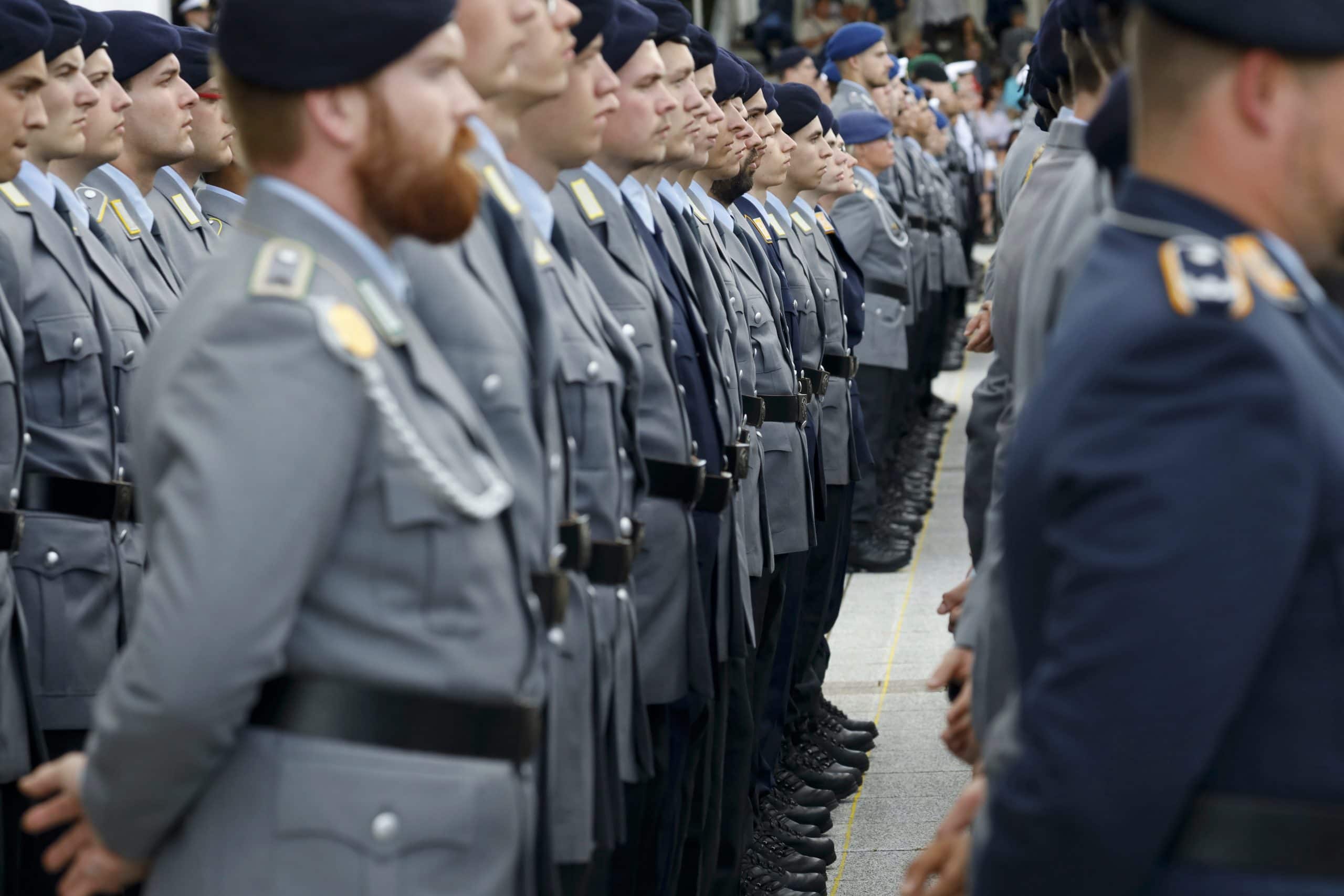 Almanya’da askerlik geri mi dönüyor? “Kura” modeli tartışması hükümeti krize soktu. SPD gönüllülükte ısrarcı, CDU zorunlulukta. | Fotoğraf: Juergen Nowak / Shutterstock.com