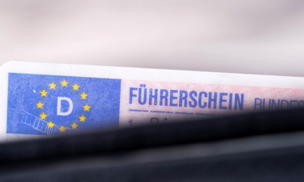 Almanya’da Ehliyet Almak Neden Bu Kadar Zor ve Pahalı?