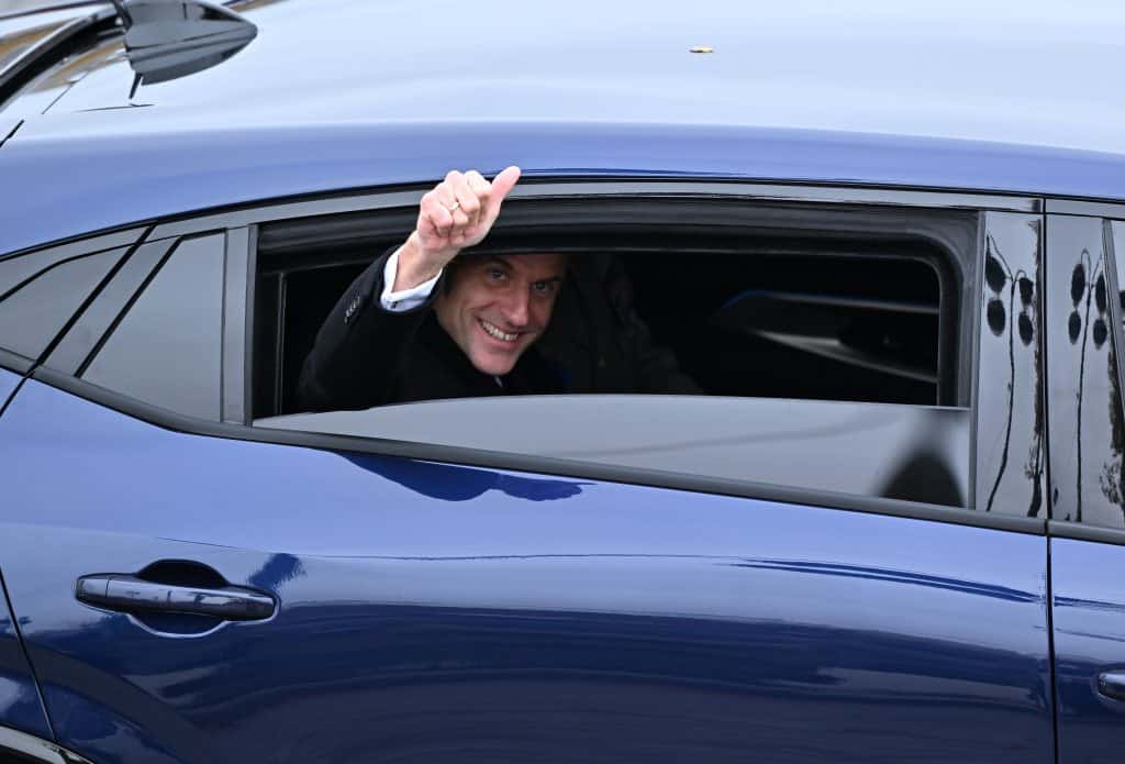 Fransa’da Gensorudan Kaçan Hükûmet Emeklilik Reformunu Askıya Aldı