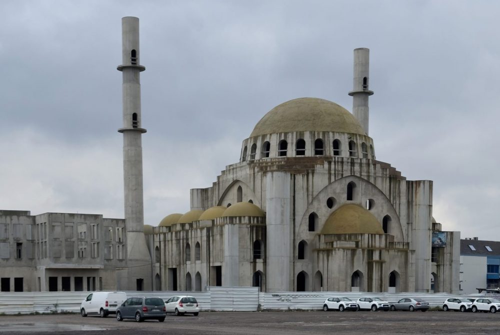 Aşırı sağın Fransa’daki Müslümanları hedef alan söylemi, Strasbourg’daki Eyüp Sultan Camii üzerinden yeniden dolaşıma sokuldu. Marion Maréchal’in yayımladığı video, gerçeği çarpıtarak bir ibadet mekânını “tehdit” gibi göstermeyi amaçlayan kampanyanın parçası. Ancak bu tartışmanın kökleri, 2021’de başlatılan sistemli siyasallaştırma sürecine dayanıyor.