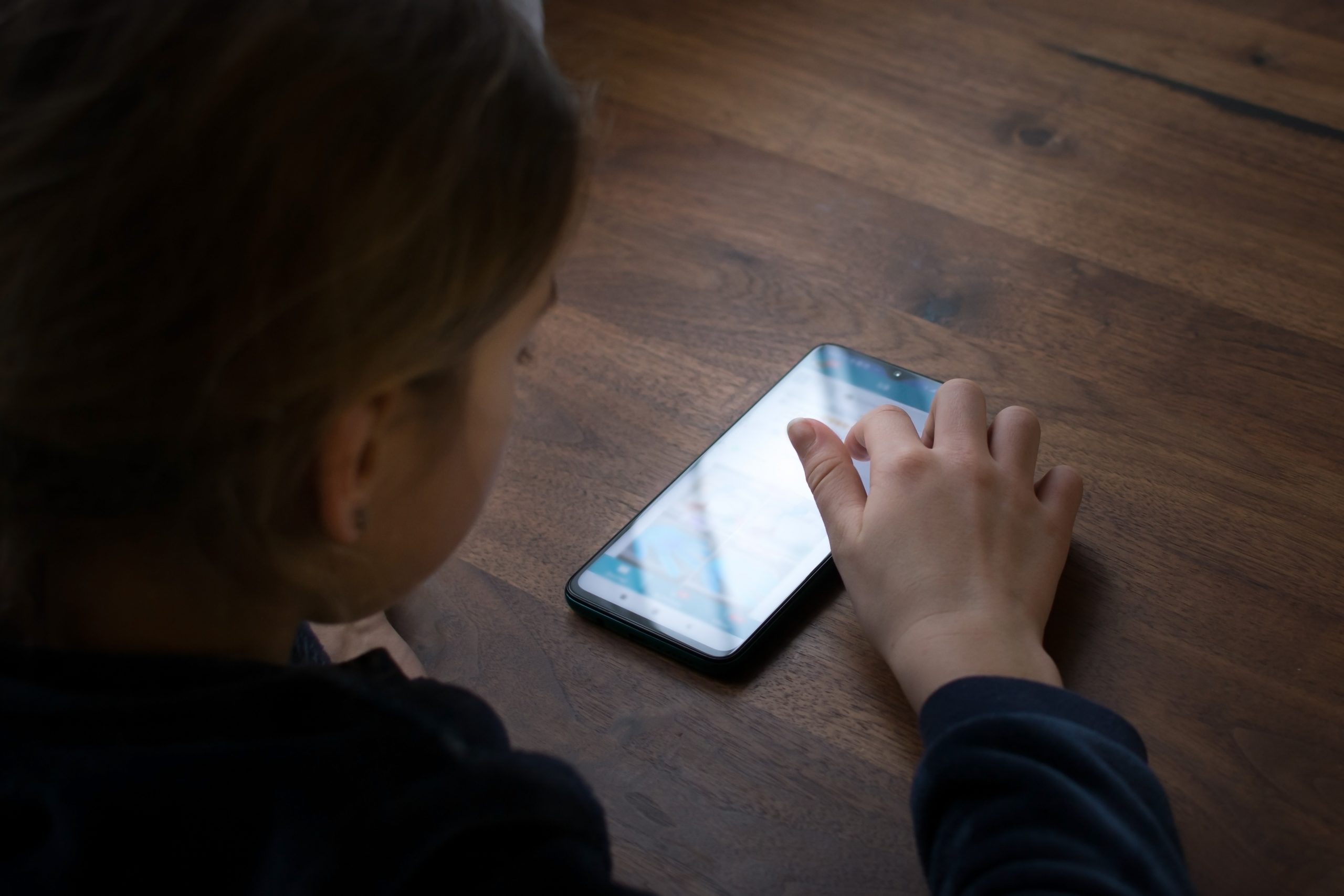 Çevrim içi şiddet, zararlı içerikler ve dijital bağımlılık endişeleri, hükümetleri çocukların sosyal medya kullanımını sınırlamaya yöneltiyor. Avustralya’da yürürlüğe giren yasağın ardından Avrupa’dan da benzer adımların geleceği düşünülüyor.