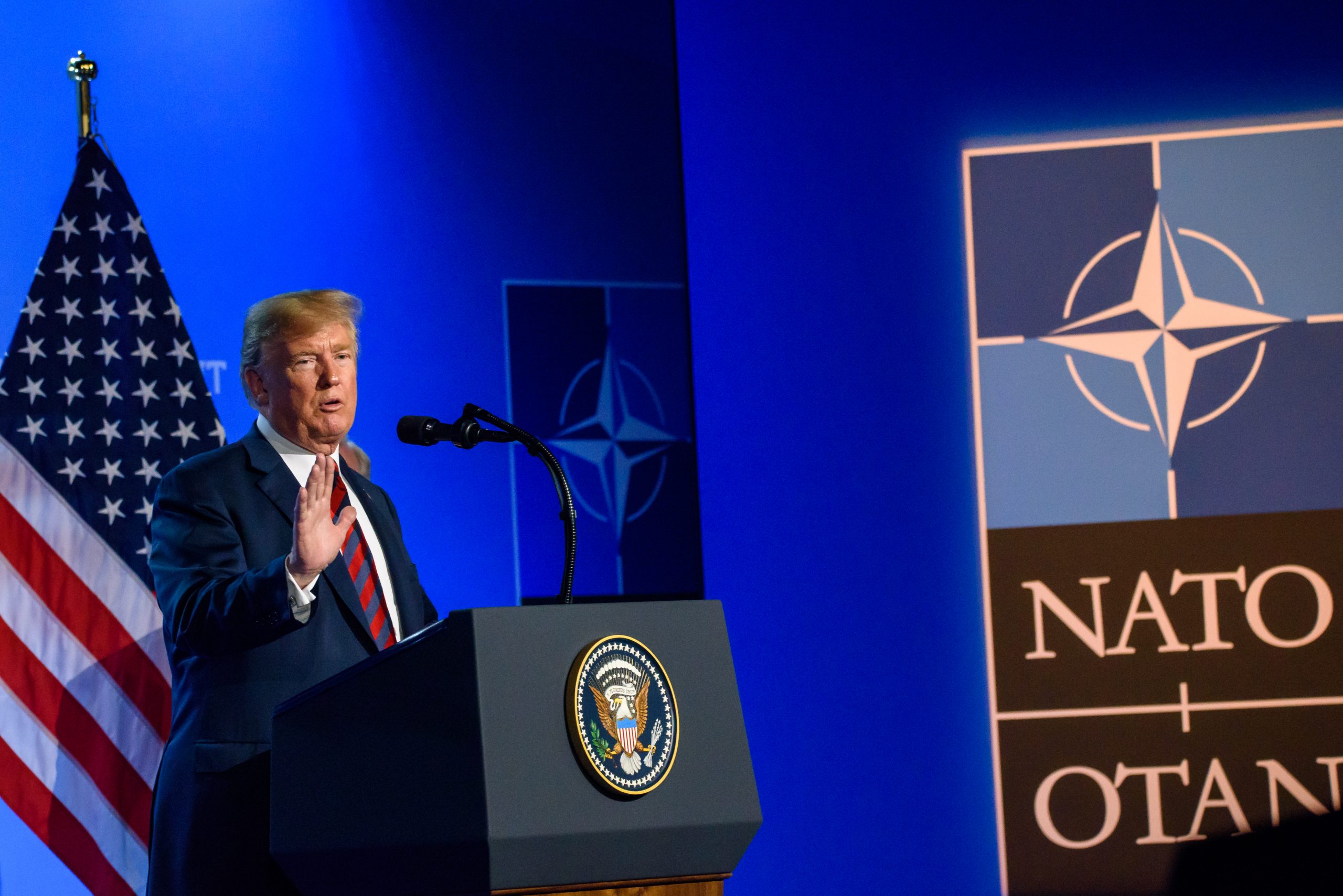 ABD’nin yeni Ulusal Güvenlik Stratejisi, Avrupa’yı ilk kez açıkça “çöken bir uygarlık” olarak nitelendiriyor. Washington, göçten demografiye, iç siyasete kadar Avrupa’nın temel yapısına müdahale eden yeni bir doktrin benimsiyor. Bu yaklaşım, 1945 sonrası Transatlantik Düzenin geleceğini ciddi biçimde tartışmaya açıyor.