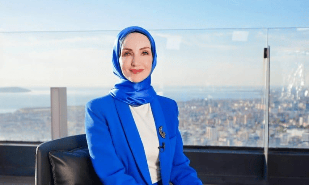 Türksat bünyesinde ‘Risk Yönetimi ve Regülasyon Uyumu’ alanında üstlendiği sorumluluğu, hukukçu kimliğiyle harmanlayan Zinet Özlem Akgüç; dijital güvenlik tartışmalarına ezber bozan bir pencereden bakıyor. Akgüç ile GDPR’ın bürokratik hantallığından ‘dijital çocuk işçiliği’ne, rıza yorgunluğundan siber hijyen sorumluluğuna kadar pek çok kritik başlığı konuştuk.