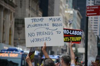 Oxfam: “Milyarderlerin Serveti Rekor Kırıyor, Demokrasi Kan Kaybediyor”