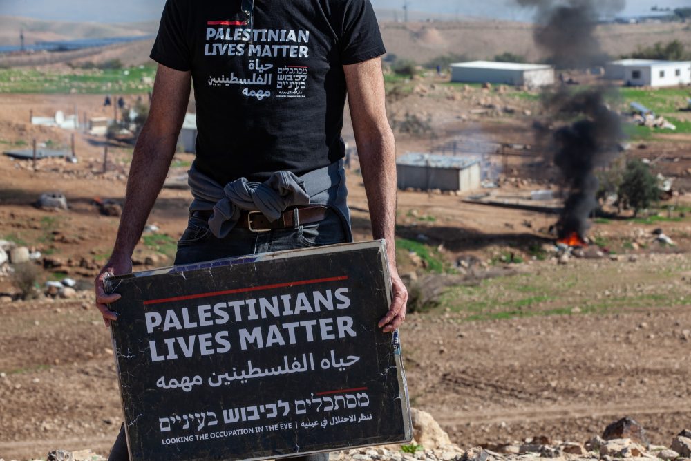 Şiddet çoğu zaman kimse görmediğinde daha kolay işler. "Protective presence", tehdit altındaki sivillerin yanında görünür biçimde bulunarak şiddetin görünmezliğini bozan; Batı Şeria’da özellikle yerleşimci saldırıları ve zeytin hasadı dönemlerinde somutlaşan bir aktivizm yaklaşımı.