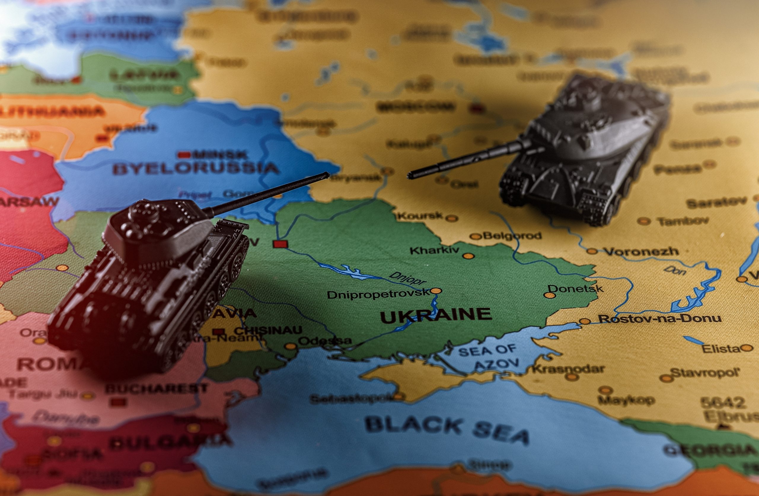 Dört yıl önce kısa süreceği düşünülen bir savaş, bugün Avrupa’nın güvenlik düzenini yeniden şekillendiren uzun bir çatışmaya dönüştü. Ukrayna ayakta kalırken, Avrupa kendi kapasitesi ve sınırlarıyla yüzleşiyor.