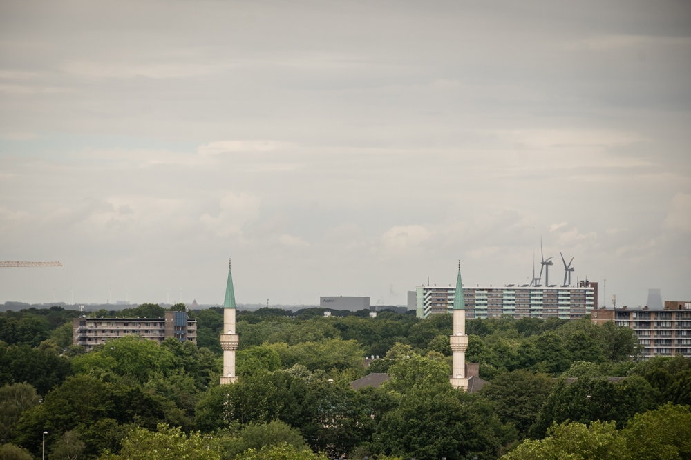 “Koşullu Aidiyet”: Hollanda’da Müslüman Gençlerin Kimlik Algısı Ayrımcılıktan Nasıl Etkileniyor?