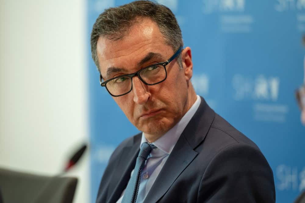 Alman Siyasetinin Yıllanmış ve Tartışmalı İsmi: Baden-Württemberg’e Aday Cem Özdemir Kimdir?