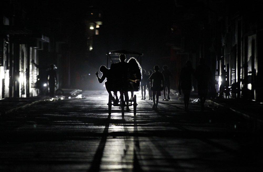 ABD Amerika Küba elektrik petrol kesinti yaptırım rejim değişikliği komünist partisi castro devrim