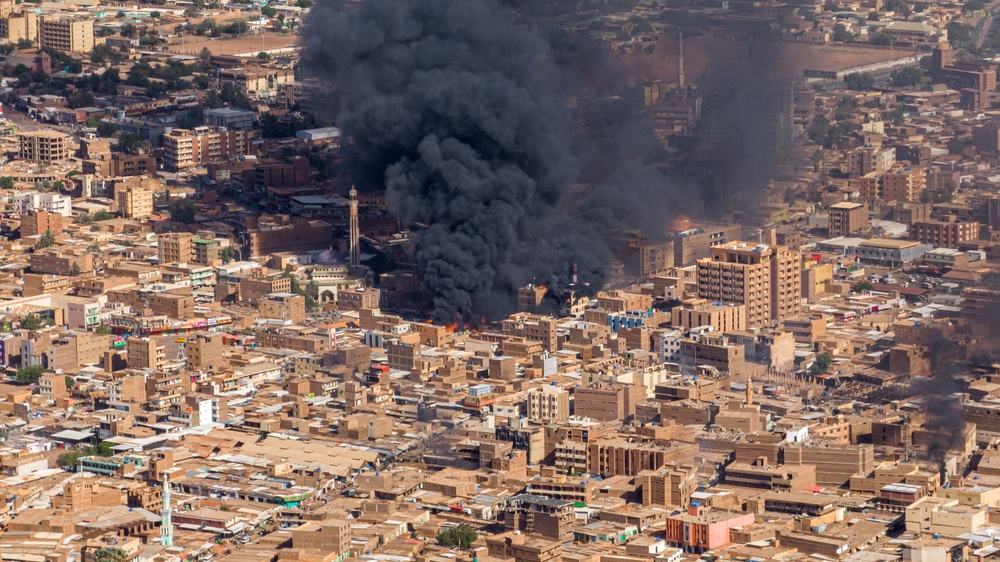 Sudan’da savaş üçüncü yılını geride bırakırken kriz, iki güç arasındaki çatışmanın ötesine geçerek derin bir devlet çöküşüne dönüştü. On milyonlarca insanın yardıma muhtaç hale geldiği, açlık ve zorunlu göçün savaşın asli araçlarına dönüştüğü ülkede, insani felaket bölgesel bir güvenlik krizini de tetikliyor.