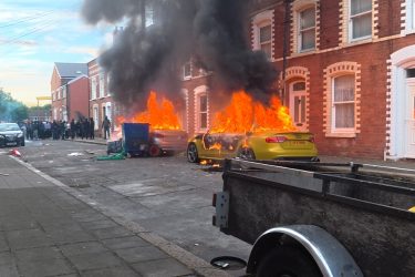 Aşırı Sağ Belfast Saldırısını Nasıl Göçmen Karşıtı Nefrete Dönüştürdü?
