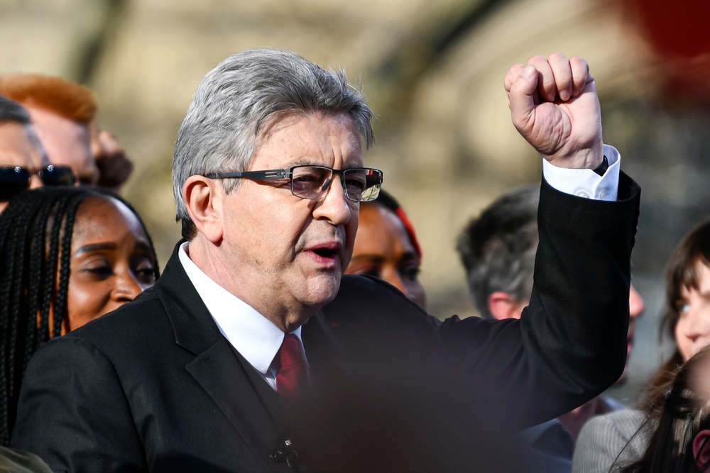 Jean-Luc Mélenchon 2022’de yüzde 21,95 oyla ikinci turu kaçırmıştı. Bugün ise yüzde 16-17 düzeyindeki desteği onu ikinci sıraya taşıyabiliyor. Bu değişimin arkasında büyük bir seçmen dalgasından çok merkez ve soldaki parçalanma bulunuyor. Ancak Mélenchon’u ikinci turun eşiğine getiren sadık tabanı, seçim zaferi için aşması gereken sınırı da oluşturuyor.