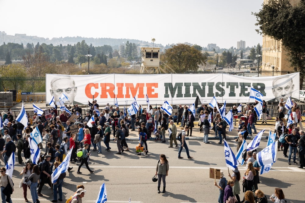 İsrail seçimlere hazırlanırken Netanyahu karşıtı muhalefet, işgal ve savaş politikalarına ne ölçüde alternatif sunuyor? İktidar mücadelesinin gölgesinde kalan Filistin meselesi ve Arap partilerinin dışlanması, değişimin önündeki sınırları ortaya koyuyor.
